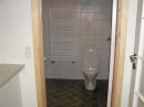 Toilet og hndkldetrrer monteret.