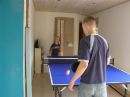 Nyindkbt bordtennisbord til fllesrummet - Kbt hos www.btex.dk. Alex og Claus spiller med elefant-bolden.