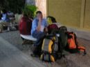 Meget trtte er vi ankommet med natbussen til havnen i Chumphon kl. 5.30 og der er 2 timer til vi skal sejle.