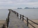 Her ligger Katameranen som skal sejle os til Koh Tao. Godt vi havde rygskke med, for den lange bdebro s ud til at vre noget af en prvelse for dem med kufferter p hjul. Sejlturen tog 1 time og vi sov dejligt hele vejen.
