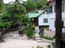Vores hytte p Tanote Bay Resort. Hytten ser jo dejlig ud udefra, men inden i lignede den noget fra 50'erne. Sengene var stenhrde og badevrelset usselt. I bugten var der 3-5 resorts og ikke andet. Restauranten p resortet lavede rigtig god mad og omgivelserne kunne vi heller ikke klage over. Det var en pragtfuld lille bugt.