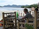 Velankommet til Koh Samui. Vi sejlede med katameran og det tog 1 time. Her venter Alex og Gitte p Chaweng Beach, imens de andre er ude for at lede efter et sted at bo.