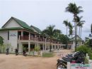 Vores hotel Coral Samui Resort p Koh Samui. Flyene som skulle lande flj lige over hotellet - Faktisk s det nogen gange ud til at de kun lige gik fri af toppen p de hje palmer.