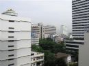 Udsigt fra vores vrelse. Prv at se osen/forureningen mellem hotellerne lngst vk. Bangkok var bare s beskidt, forurenet og ustruktureret. Da vi vaskede de t-shirts, vi havde brugt i Bangkok, blev vandet sort! Det er IKKE en by vi vil besge igen.