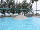 Vi er i Pattaya Park, som er et meget lille forlystelsessted med et lille vandland. Alex str p toppen af 'bjerget' i brneplen.