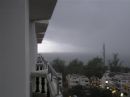 Fra vores vrelse p hotel Jomtien Thani ses klokken-18-regnen komme. Det var heldigvis kun to af de fem aftenener vi var i Pattaya, at vi fik en stor skylle mellem kl. 18 og 19.