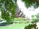 Bygningen The Sanctuary of Truth er bygget kun i tr ingen sm eller skruer. De begyndte at bygge den i 1981 og regner med at bygge p den 15 r endnu. Der er fire flje i hver sin stil - Thailandsk, kinesisk, cambodisk og indisk.