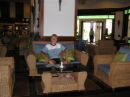 Lobbyen p hotel Jomtien Thani. Senere p aftenen tog vi en taxi til lufthavnen i Bangkok. Vi skulle flyve hjem til Danmark om natten.